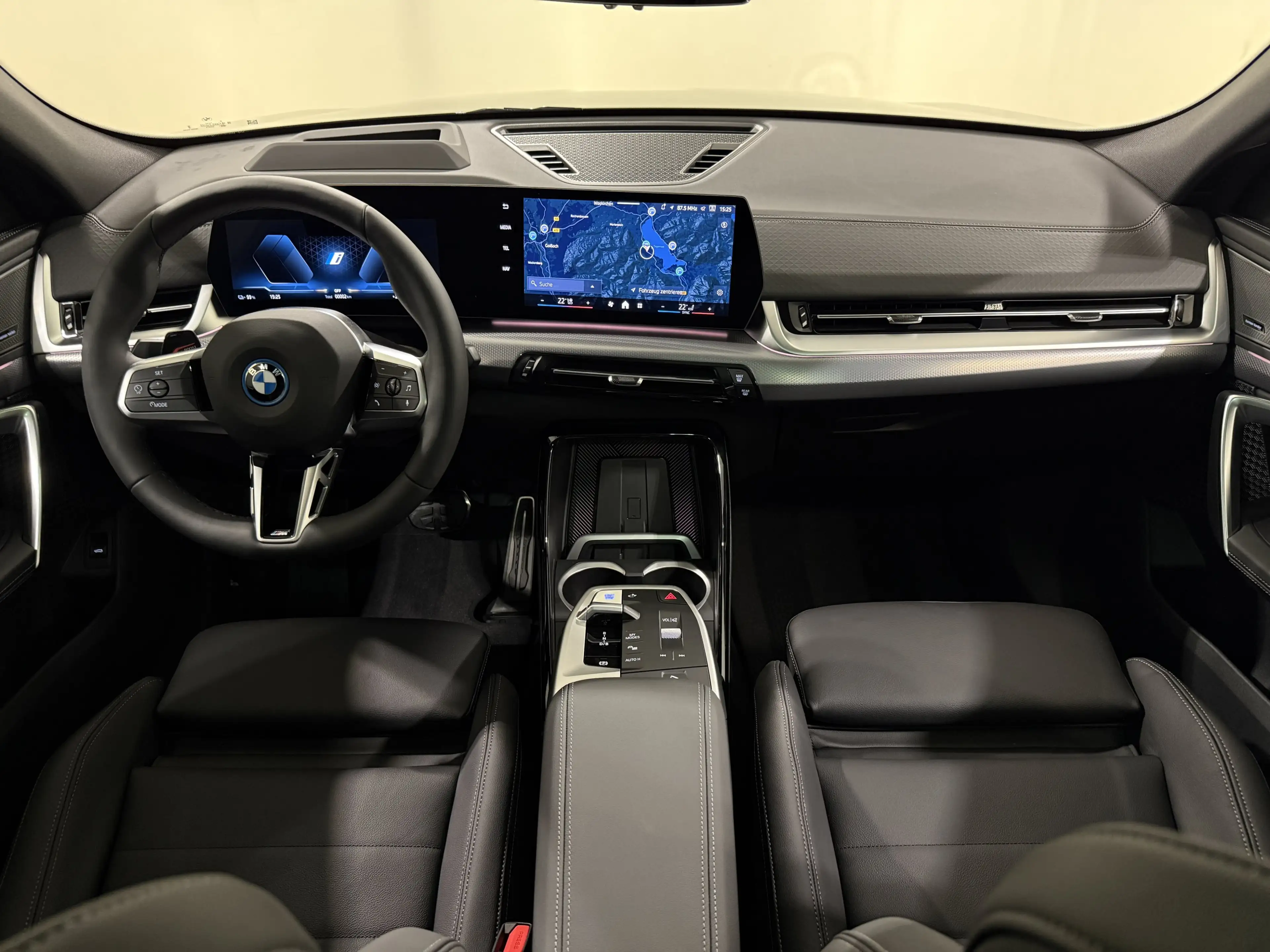 BMW iX2 xDrive30 M Sport Pro DA+ PA+ AHK HUD HK Pano — photo 11