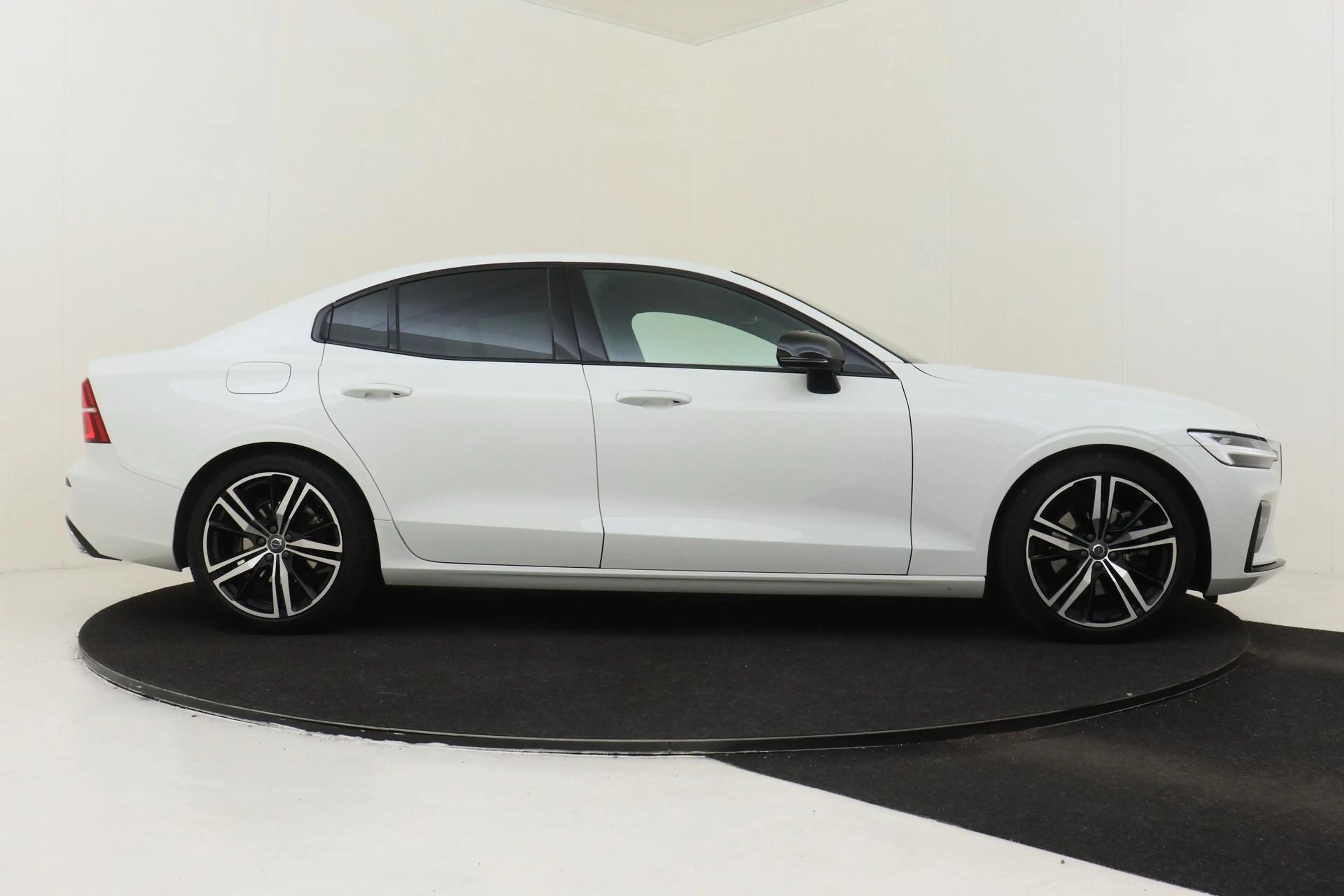 Volvo S60 B3 (M-HYBRID) R-DESIGN -HARMAN/KARDON|CAMERA|TREKH — photo 13