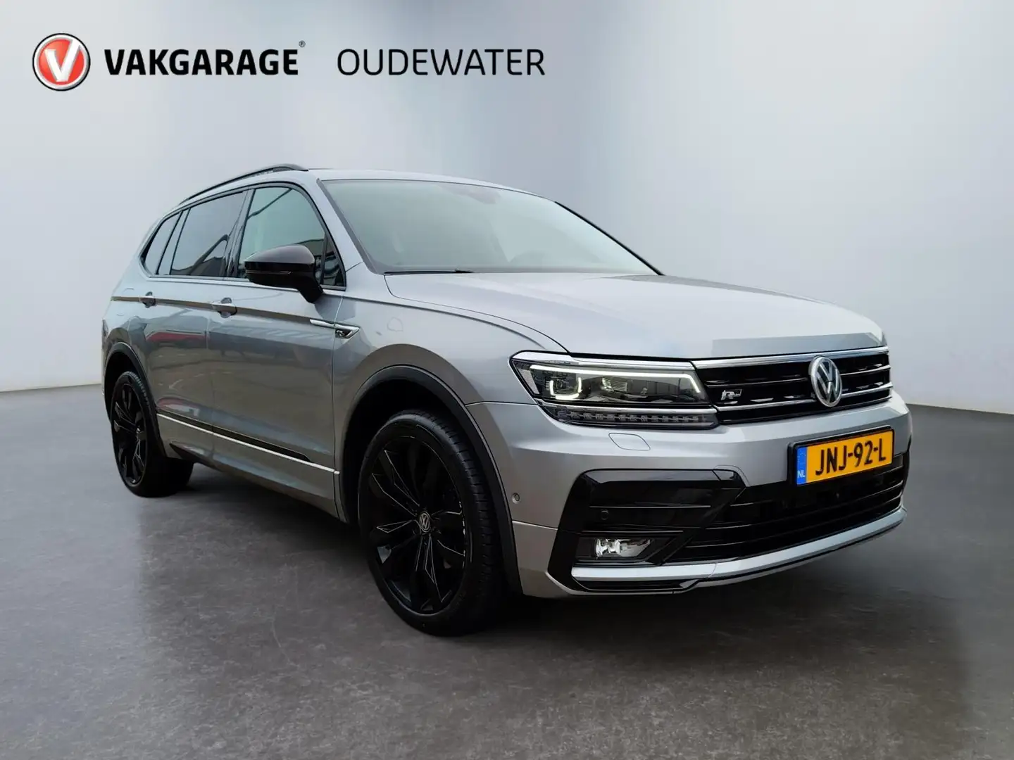 Volkswagen Tiguan Allspace 1.5 TSI R-Line * Leder * Panodak * Trekhaak * Vol Grijs - 2