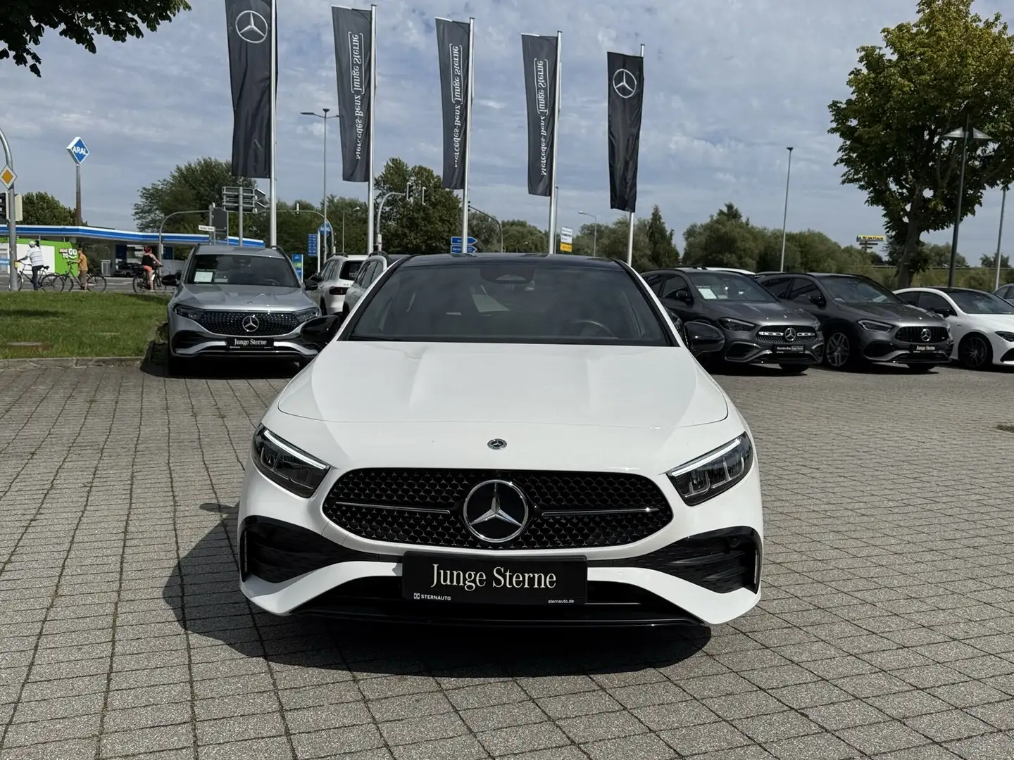 Mercedes-Benz A 200 A 200 AMG Line Pano RüCam LED Spur Night Navi Weiß - 2