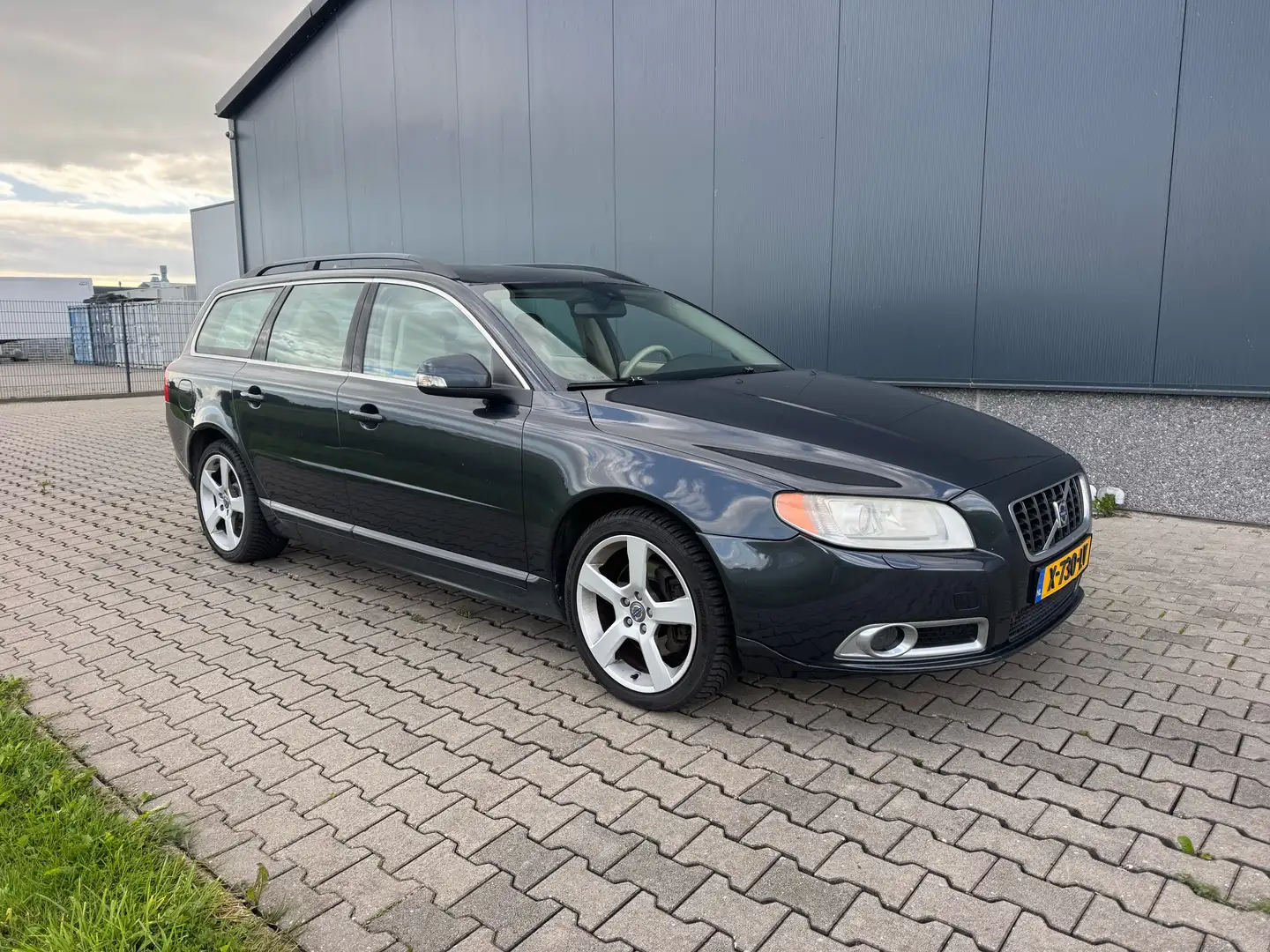 Volvo V70 2.5 FT Summum Grijs - 1