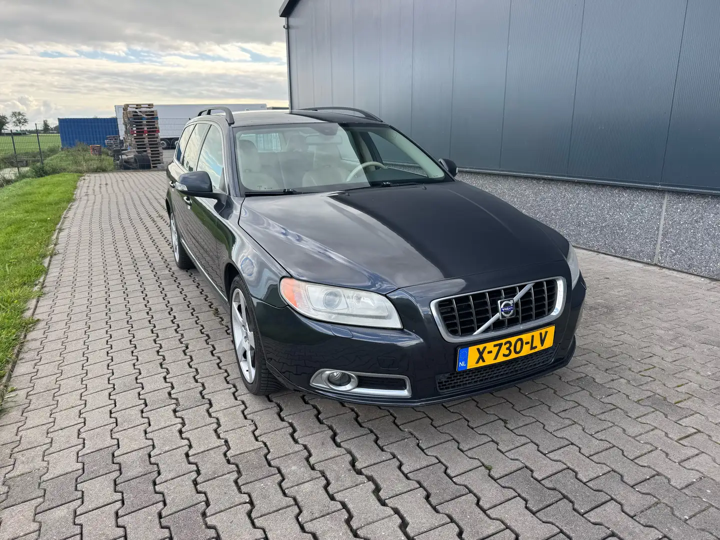 Volvo V70 2.5 FT Summum Grijs - 2