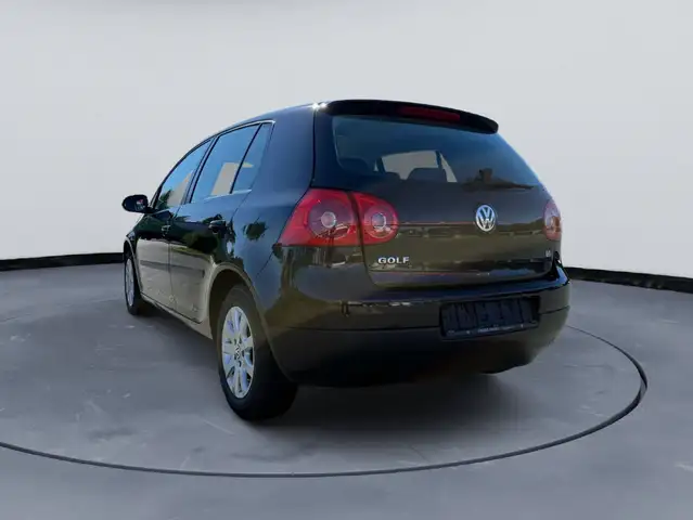 Volkswagen Golf view 3