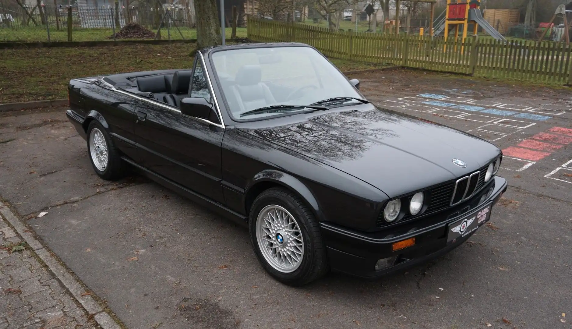 BMW 320 i Cabrio im TOP ZUSTAND - 5 Gang Schwarz - 1