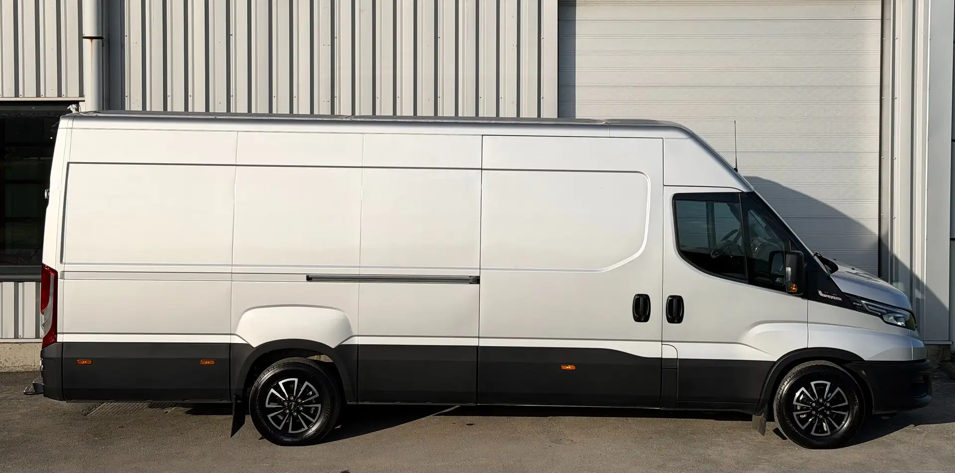Iveco Daily 35-180 Hi Matic - 1st Owner - 14.000 Km!! Silber - 2