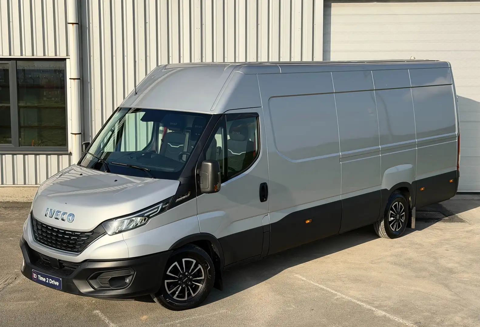 Iveco Daily 35-180 Hi Matic - 1st Owner - 14.000 Km!! Silber - 1