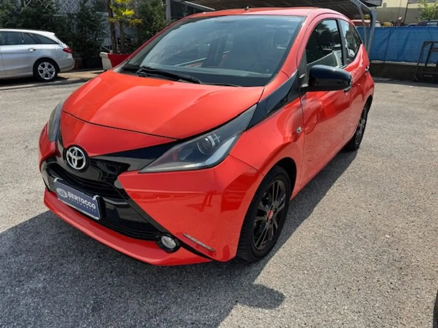 Toyota Aygo 5p 1.0 x-play NEOPATENTATI Arancione - 2
