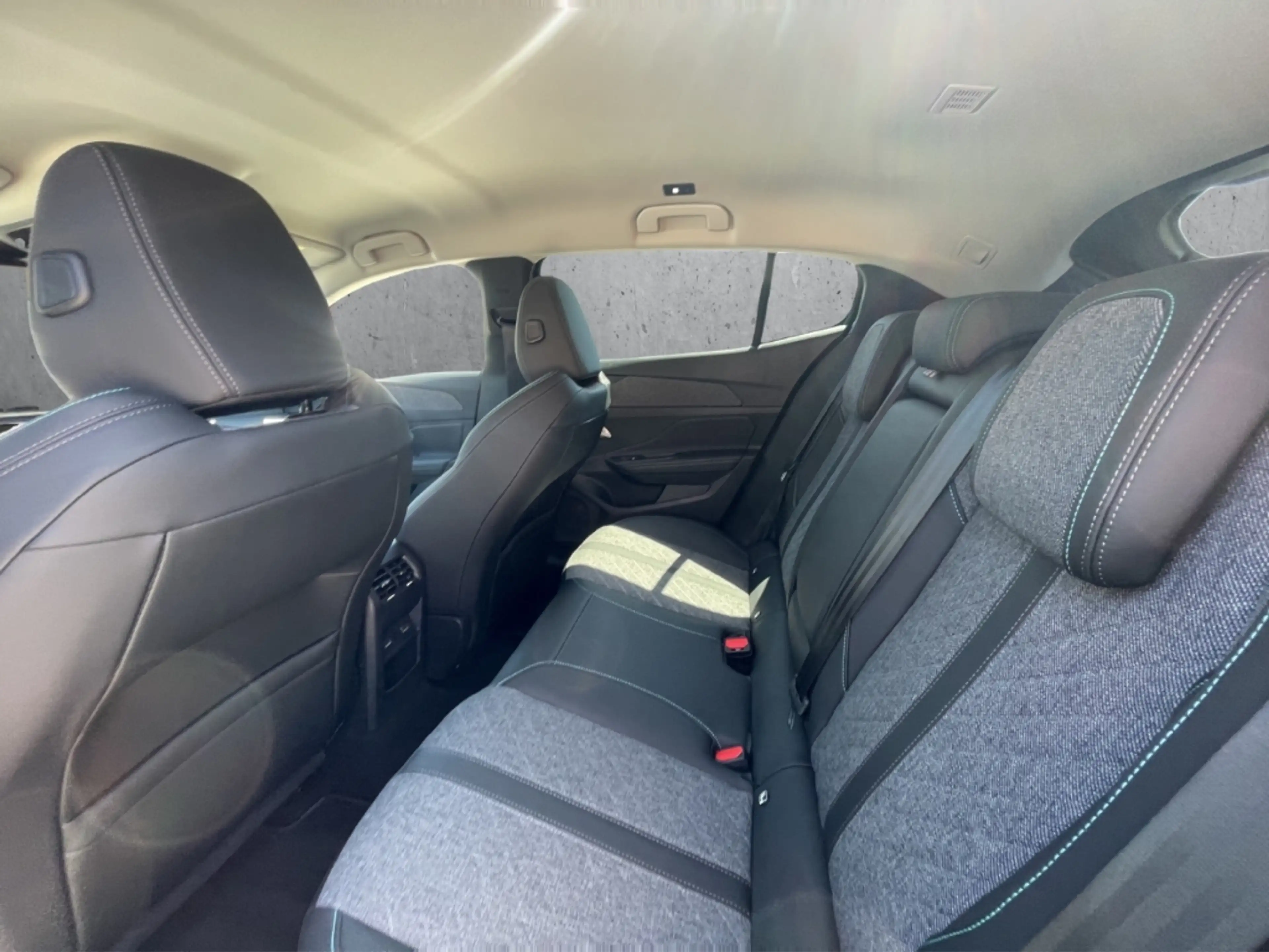Peugeot 408 Allure PT130 EAT8 Navi El.Sitz Kamera LED ACC CarP — photo 8