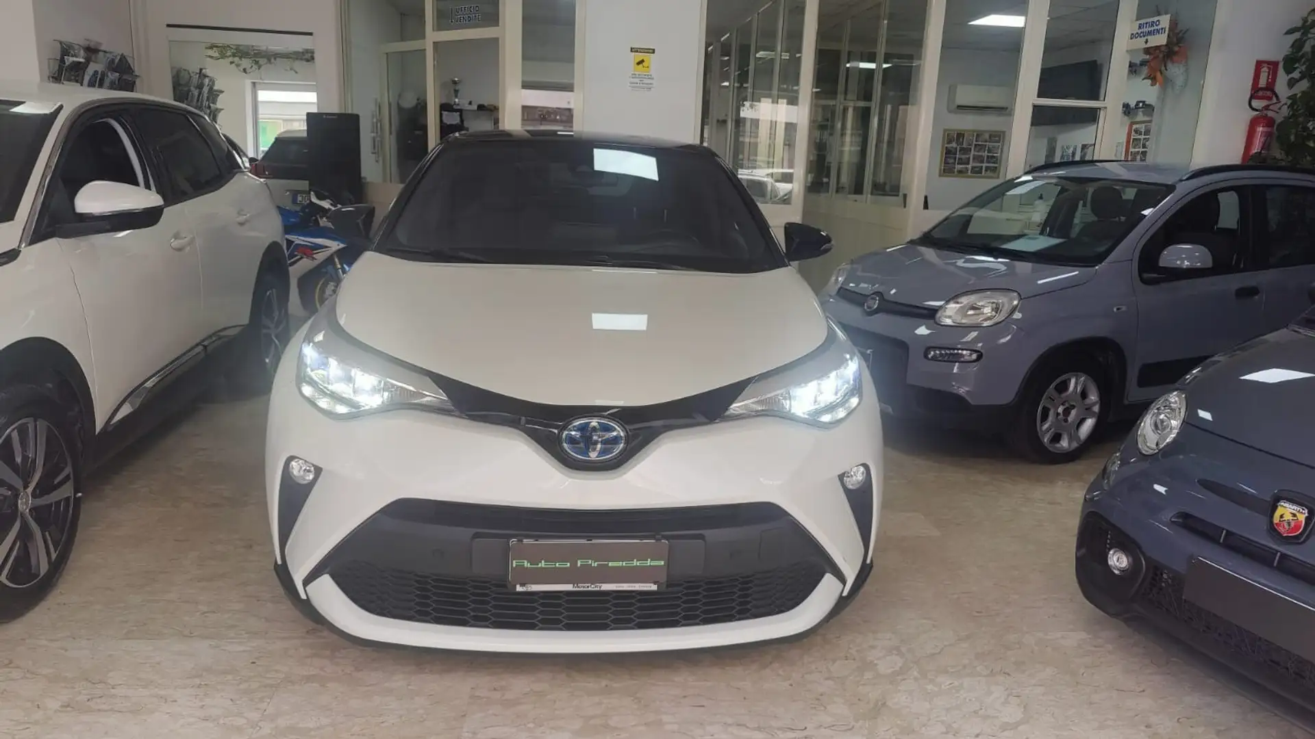 Toyota C-HR 2.0 Hybrid E-CVT Bianco - 2