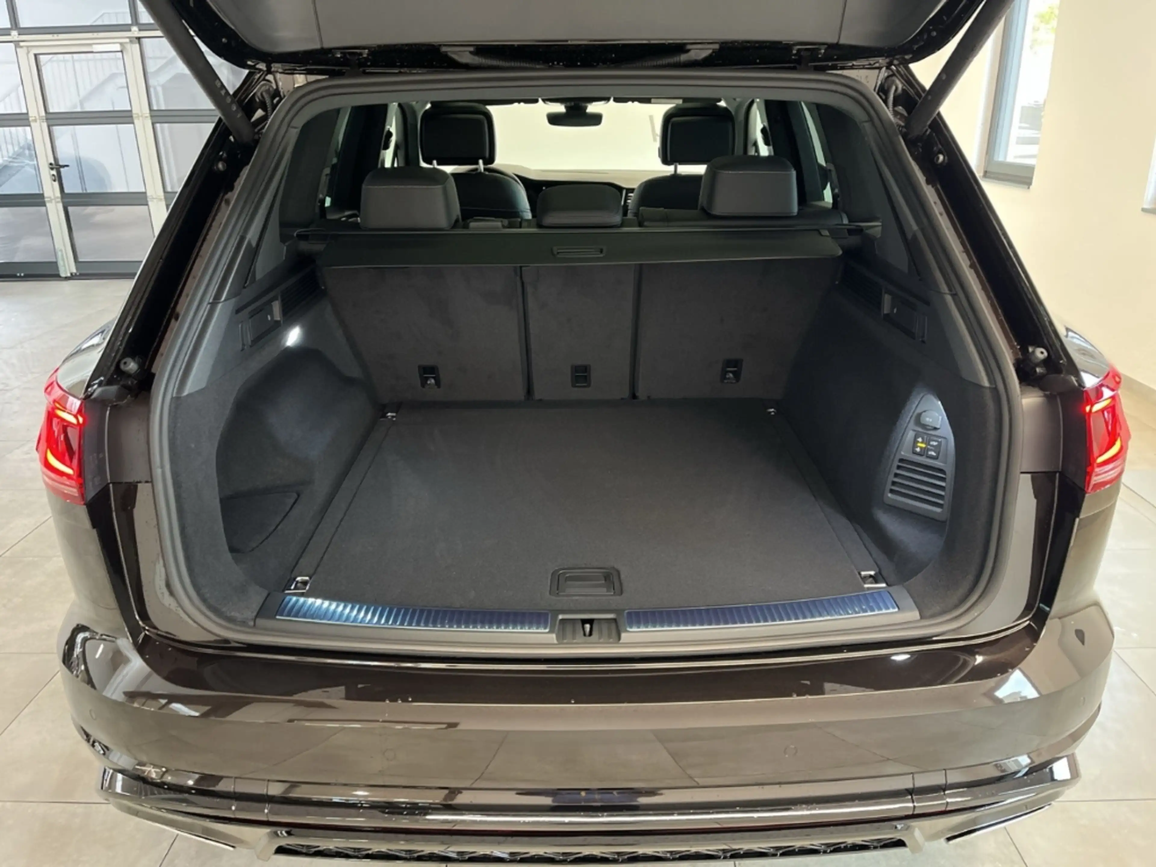Volkswagen Touareg 3.0 TDI 210 kW 4Motion R-Line Final Edition — photo 7