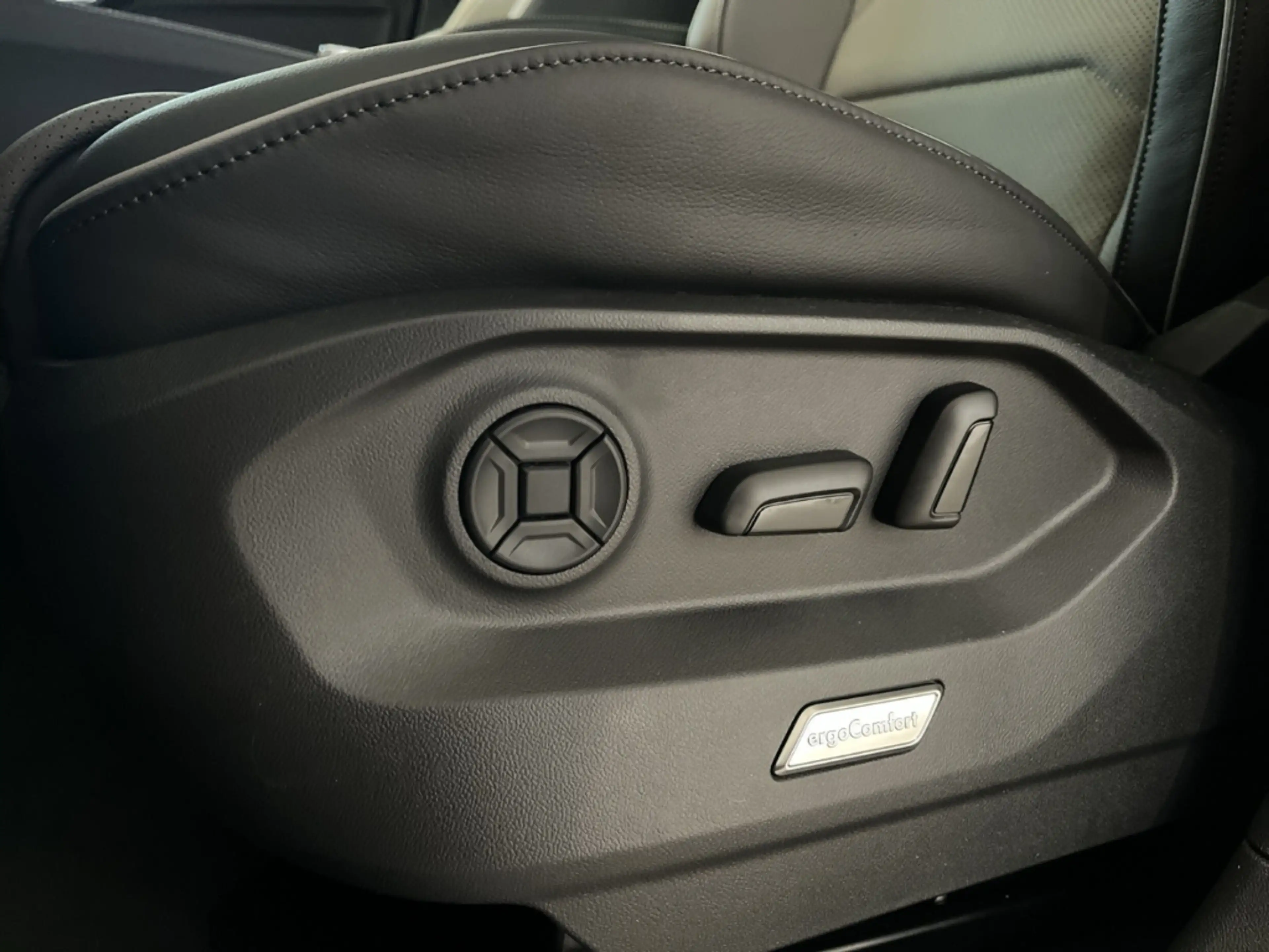 Volkswagen Touareg 3.0 TDI 210 kW 4Motion R-Line Final Edition — photo 13
