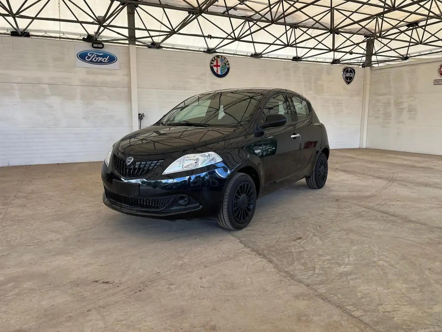 Lancia Ypsilon 1.0 FireFly 5 porte S&S Hybrid Silver Plus Nero - 1