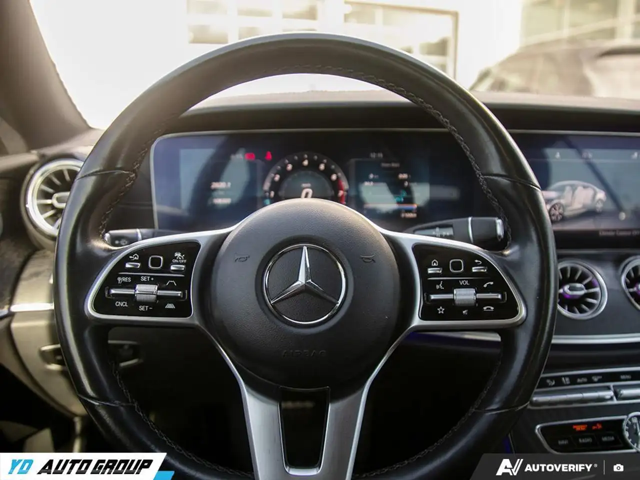 Mercedes-Benz E-Class снимка Mercedes-Benz E-Class
