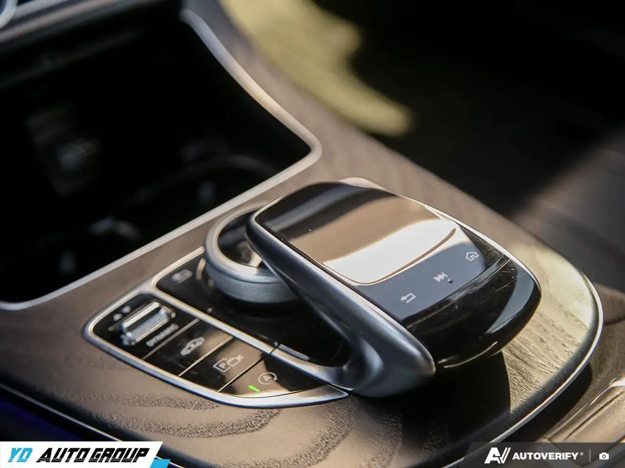 Mercedes-Benz E-Class снимка Mercedes-Benz E-Class