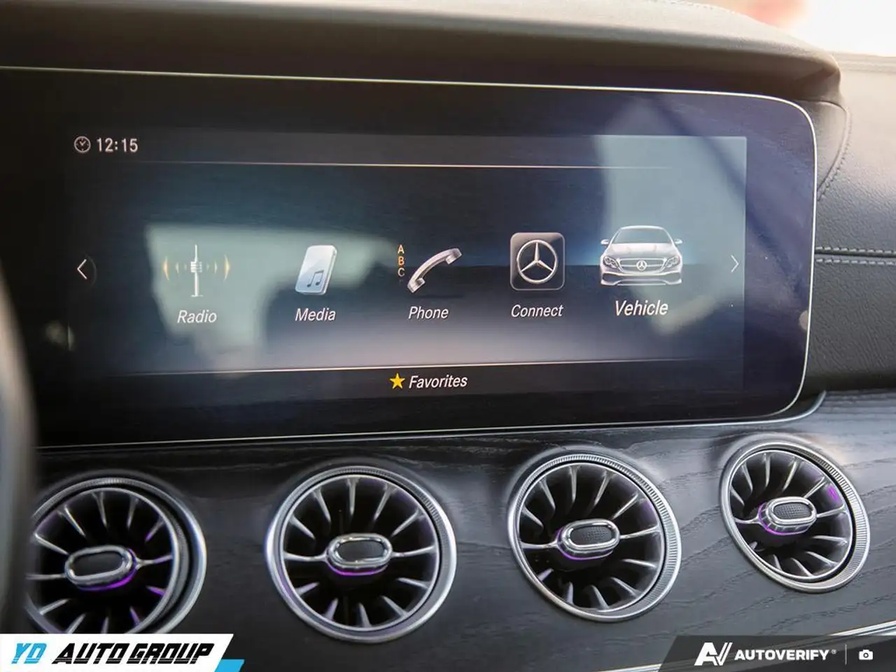 Mercedes-Benz E-Class снимка Mercedes-Benz E-Class