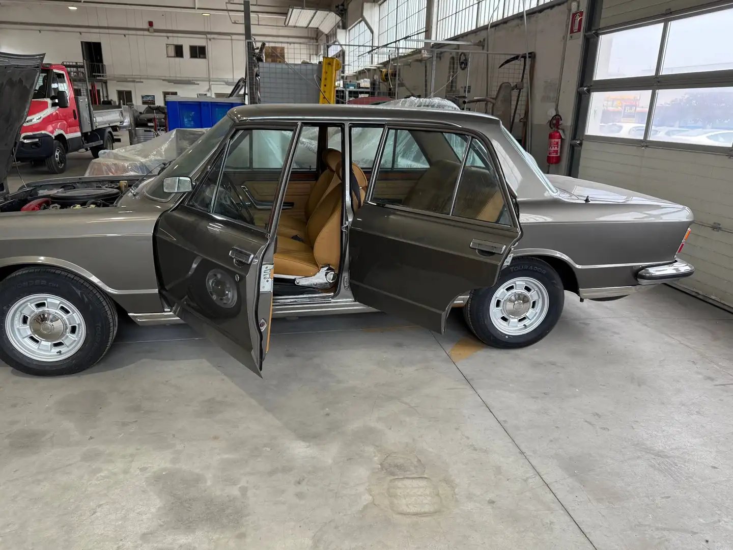 Fiat 130 BERLINA Grau - 1