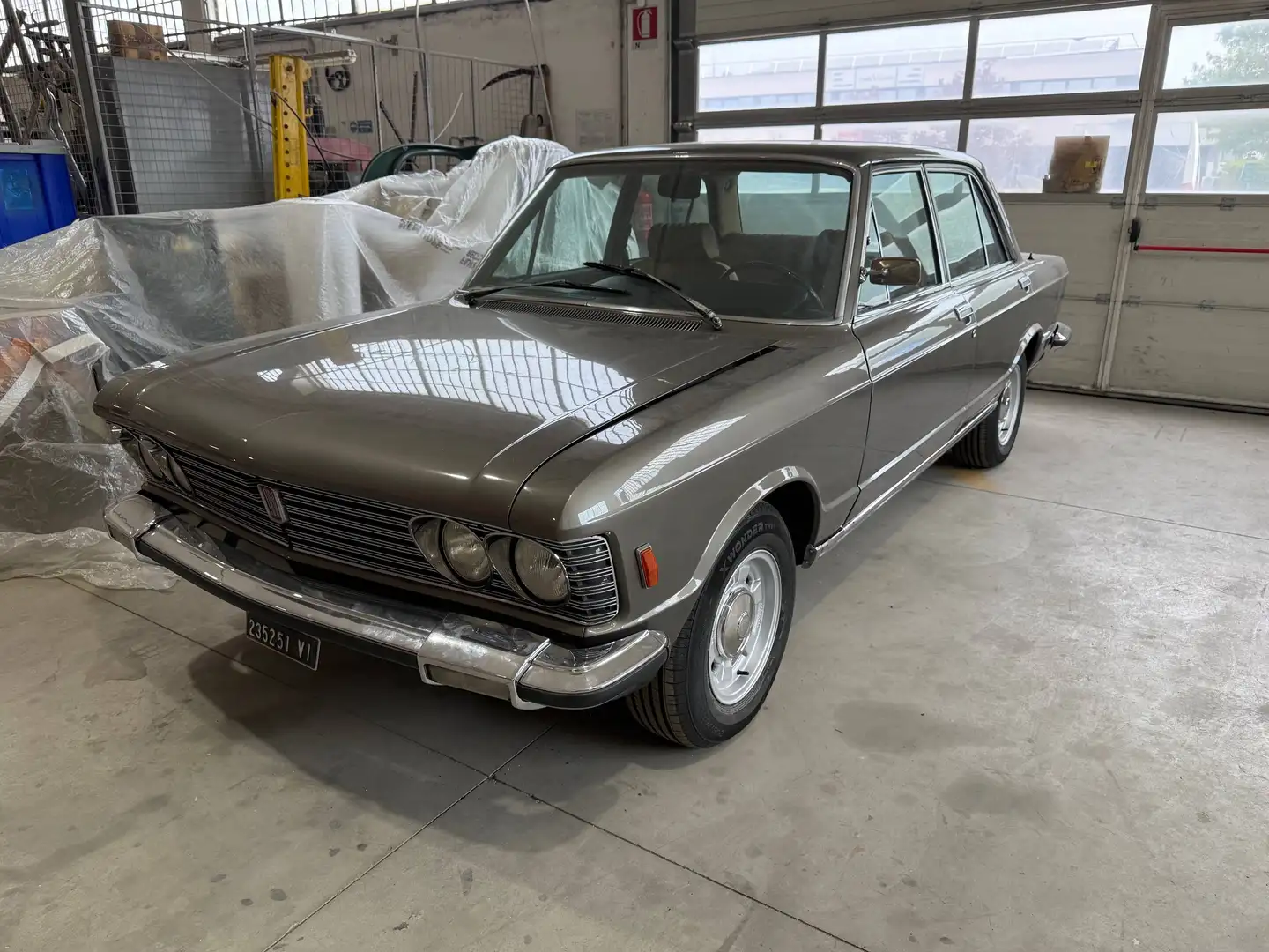 Fiat 130 BERLINA Grau - 2