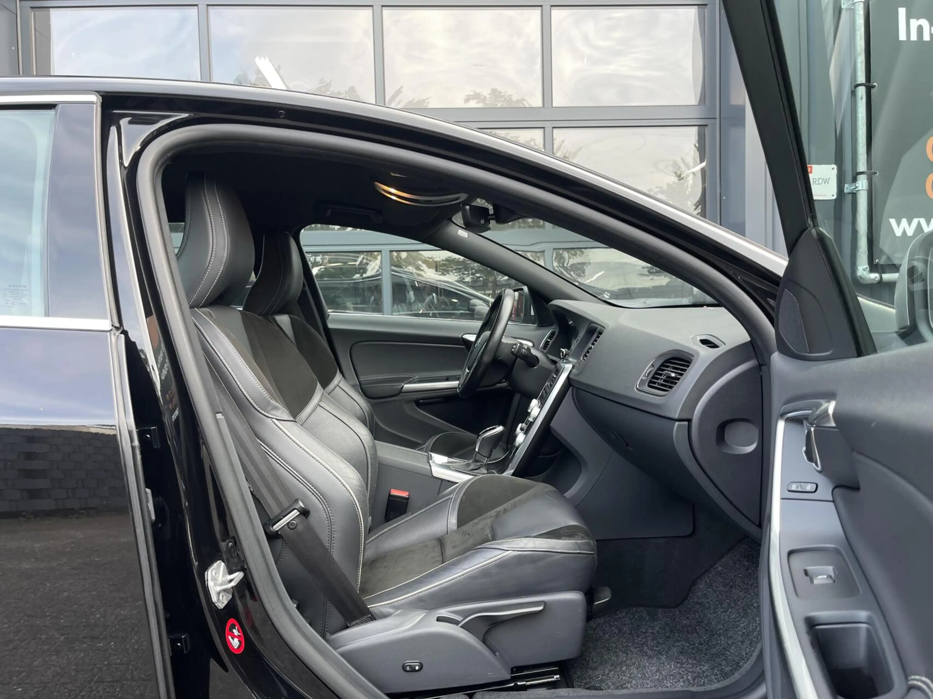 Volvo V60 2.0 D4 R-Design AUTOMAAT|CAMERA|NAVIGATIE|STOELVER — photo 23