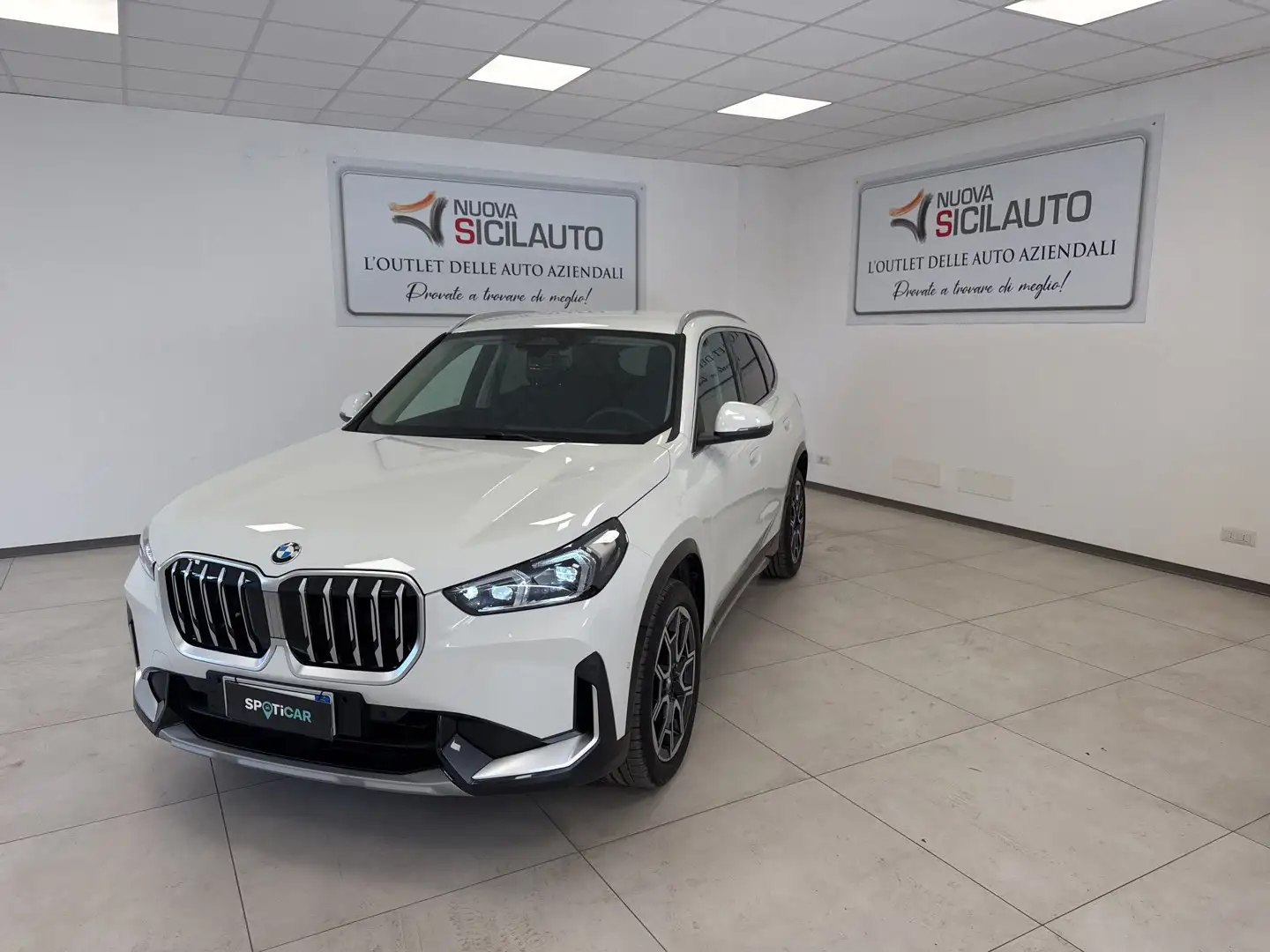 BMW X1 X1 sDrive 18d xLine Weiß - 2