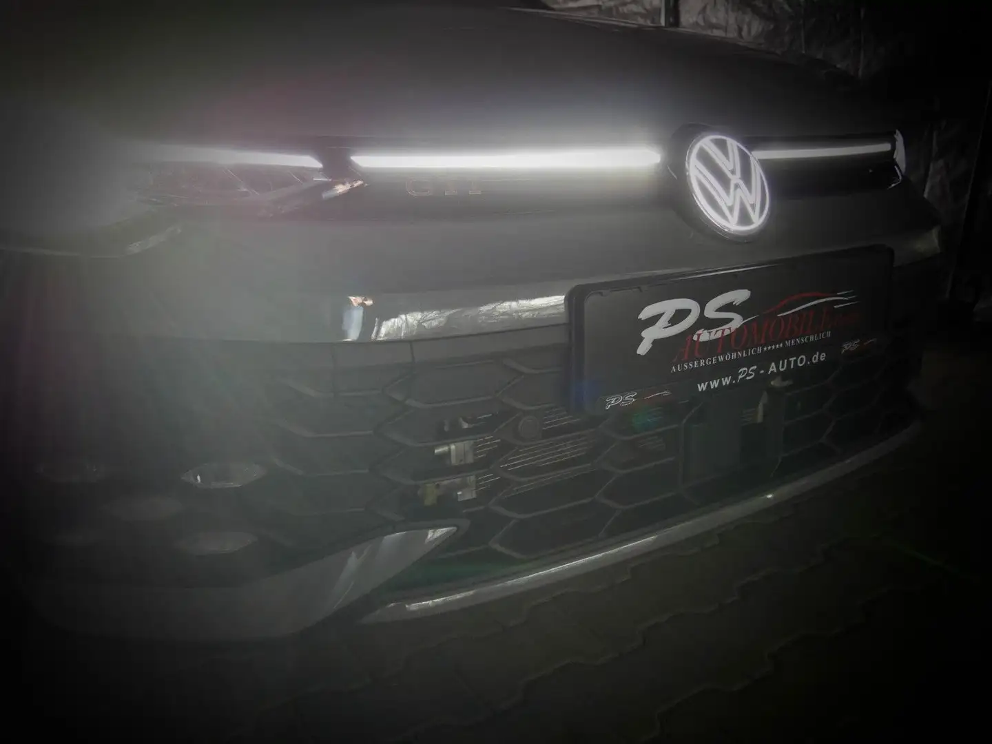 Volkswagen Golf VIII 2.0 TSI DSG "GTI"+DCC+PANO+BLACK+HUD Grau - 2