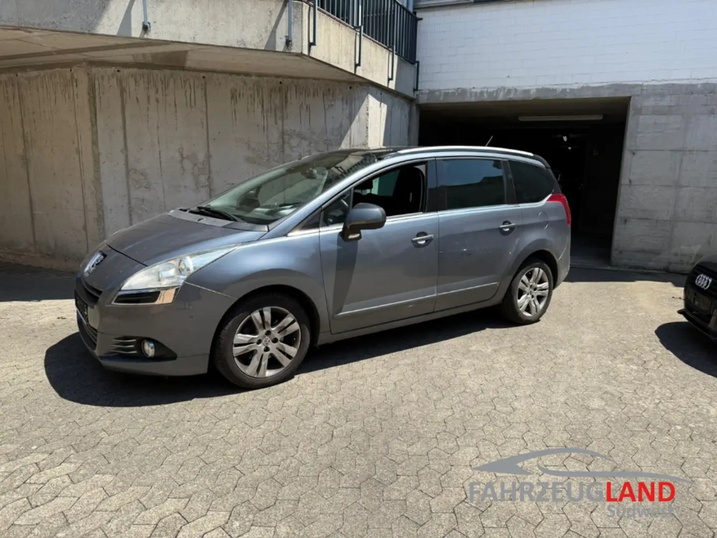 Peugeot 5008 Allure 2.0 HDi 7 Sitzer Klimaautomatik Sitzheizung Gris - 1