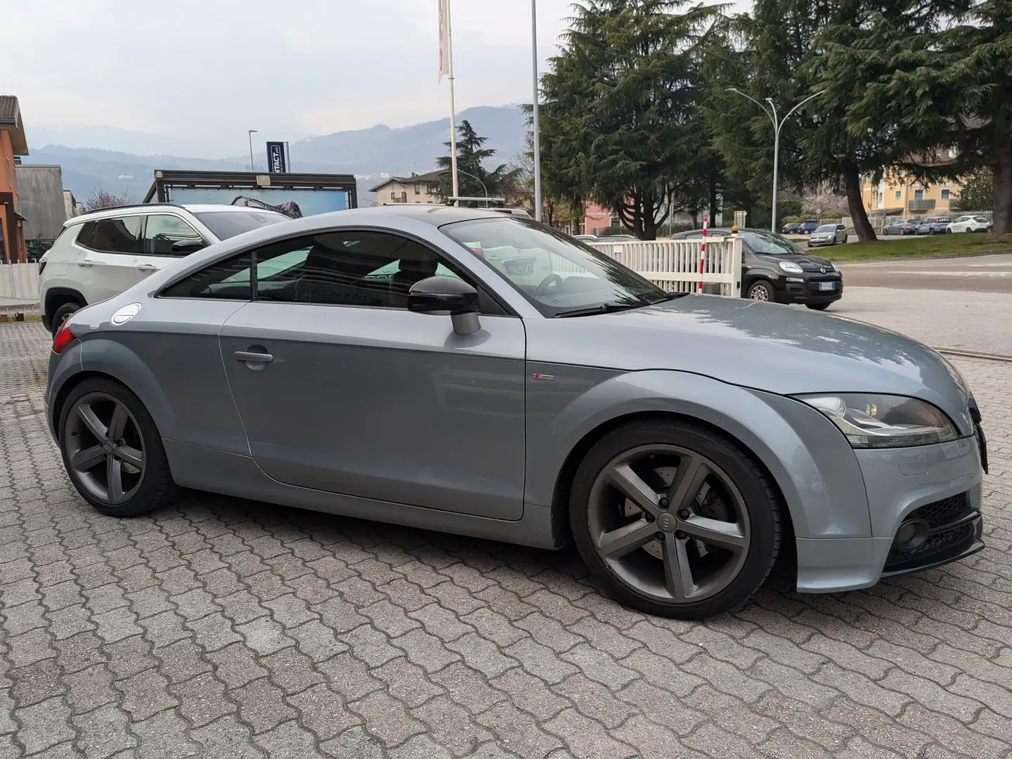 Audi TT Coupe 2.0 tfsi Advanced Plus Šedá - 2
