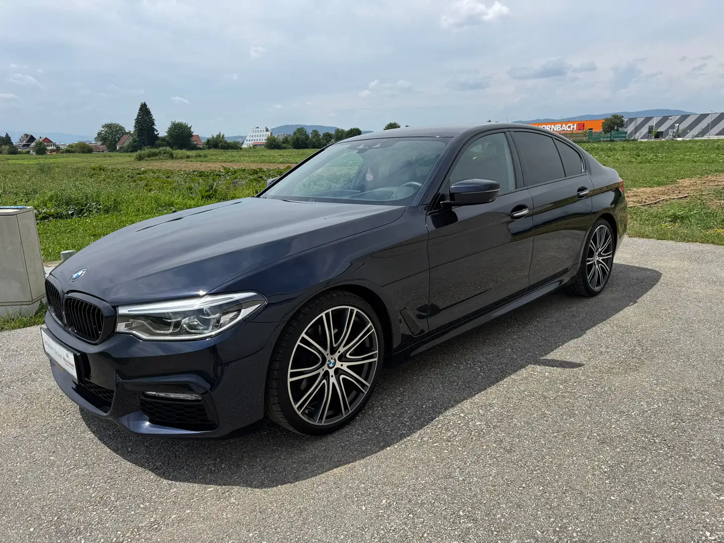 BMW 520 d M Sport Aut. *DAP; PAP; HEAD UP; 20 Zoll uvm.* Schwarz - 1