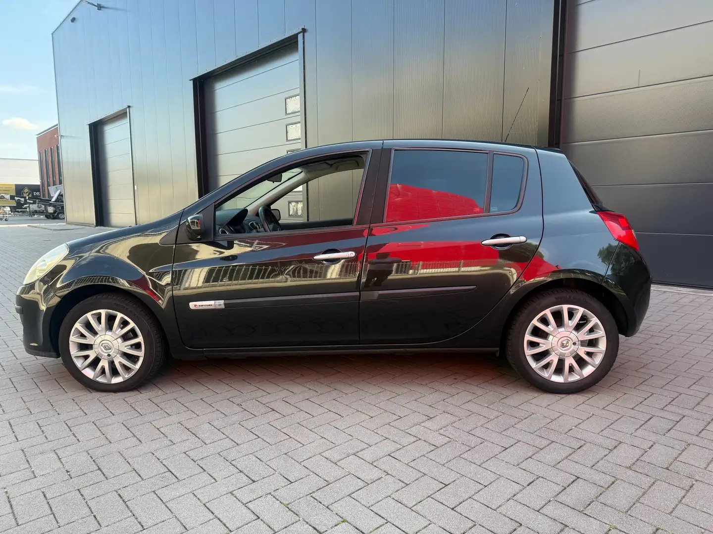 Renault Clio Clio 1.2 TCE Turbo Special Rip Curl 5-DRS N.A.P Zwart - 2