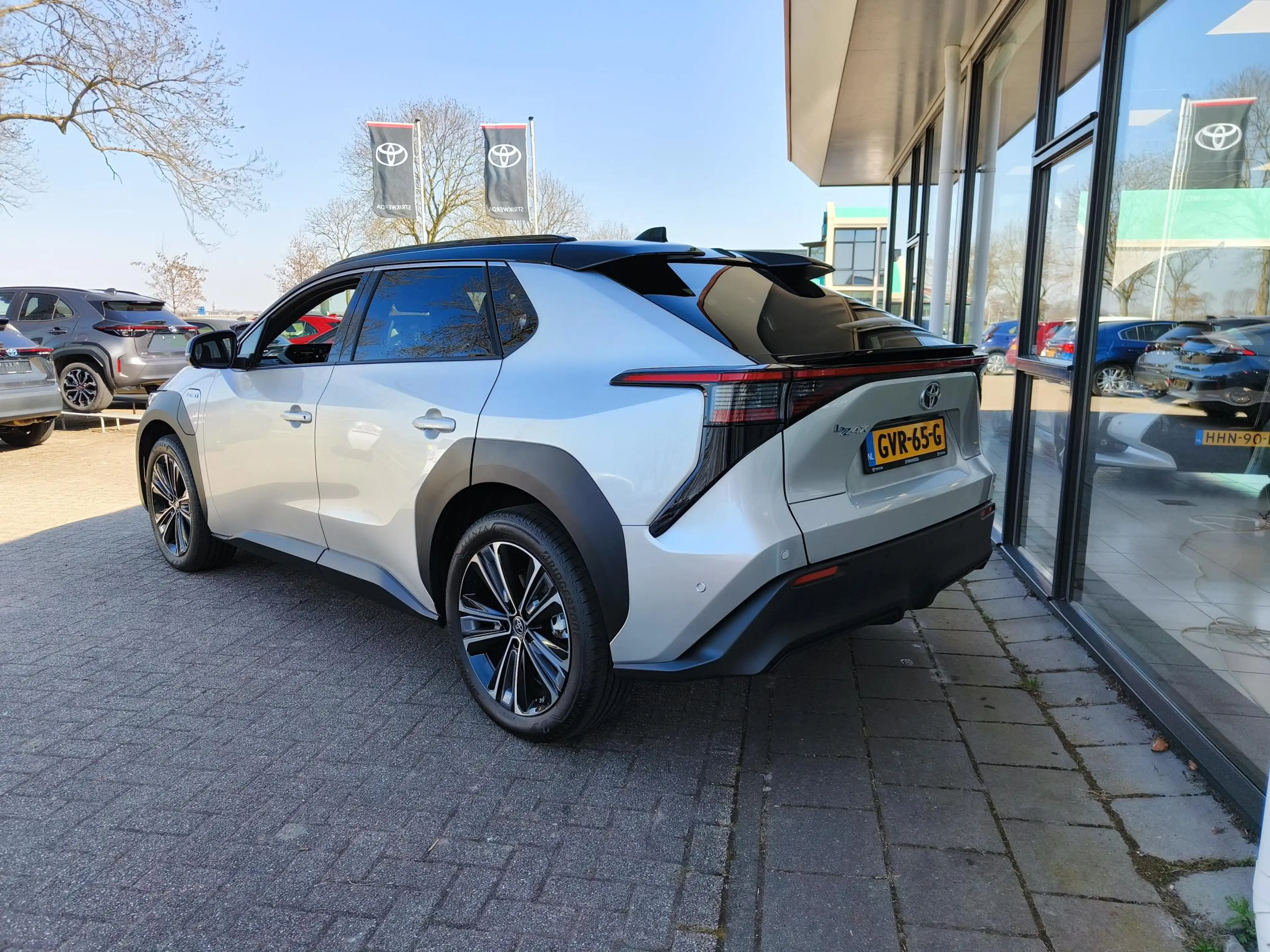 Toyota bZ4X Premium 71 kWh Bi-Tone | Panorama | JBL | Leer | C — photo 4
