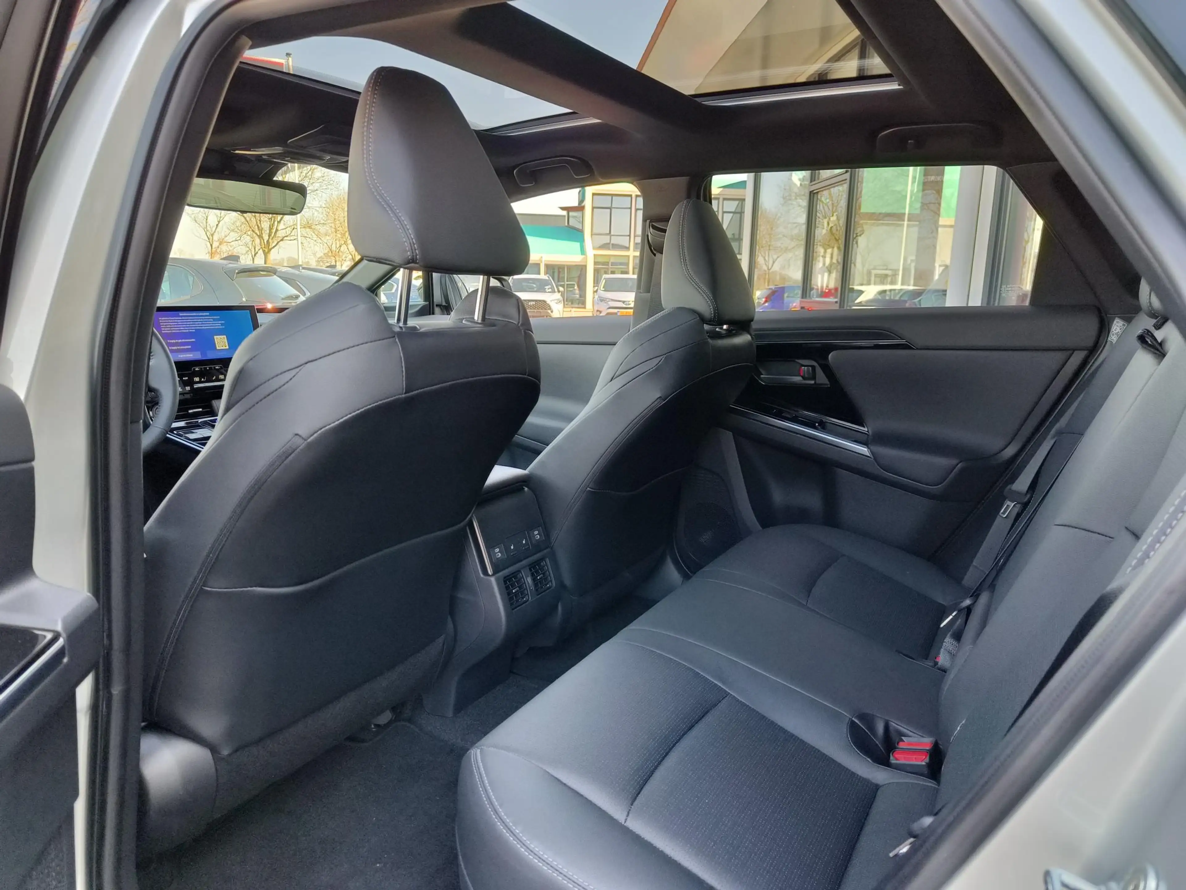 Toyota bZ4X Premium 71 kWh Bi-Tone | Panorama | JBL | Leer | C — photo 12