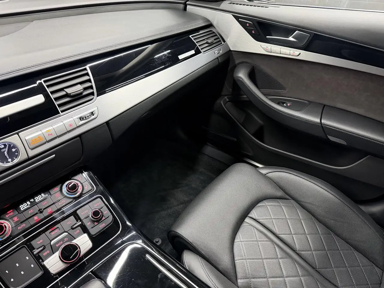 Audi A8 снимка Audi A8