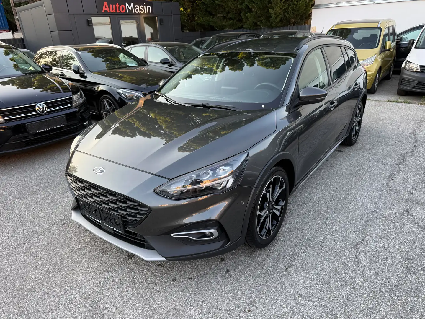 Ford Focus Traveller 1,0 EcoBoost Active Business Grau - 1