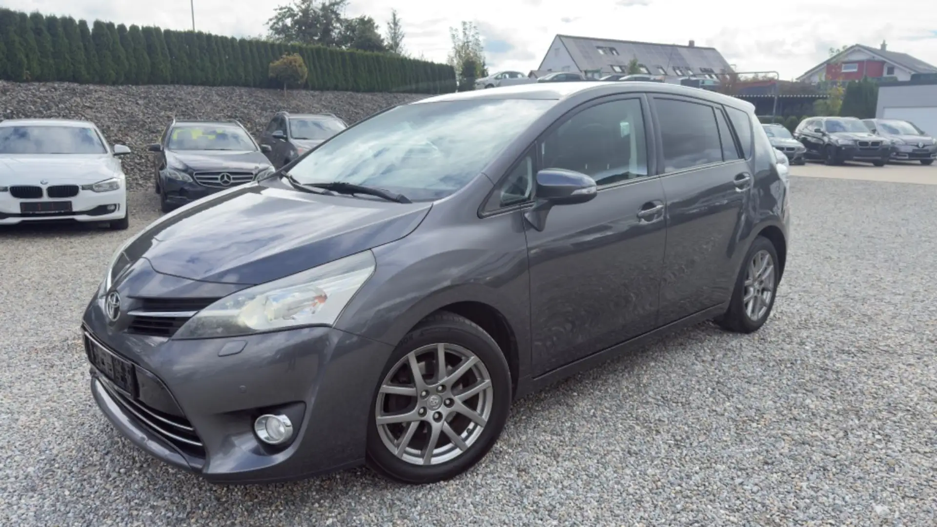 Toyota Verso 1.6 Executive Navi Pano Sitzheizung PDC Grau - 1
