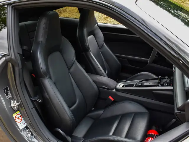 Porsche 911 view 13