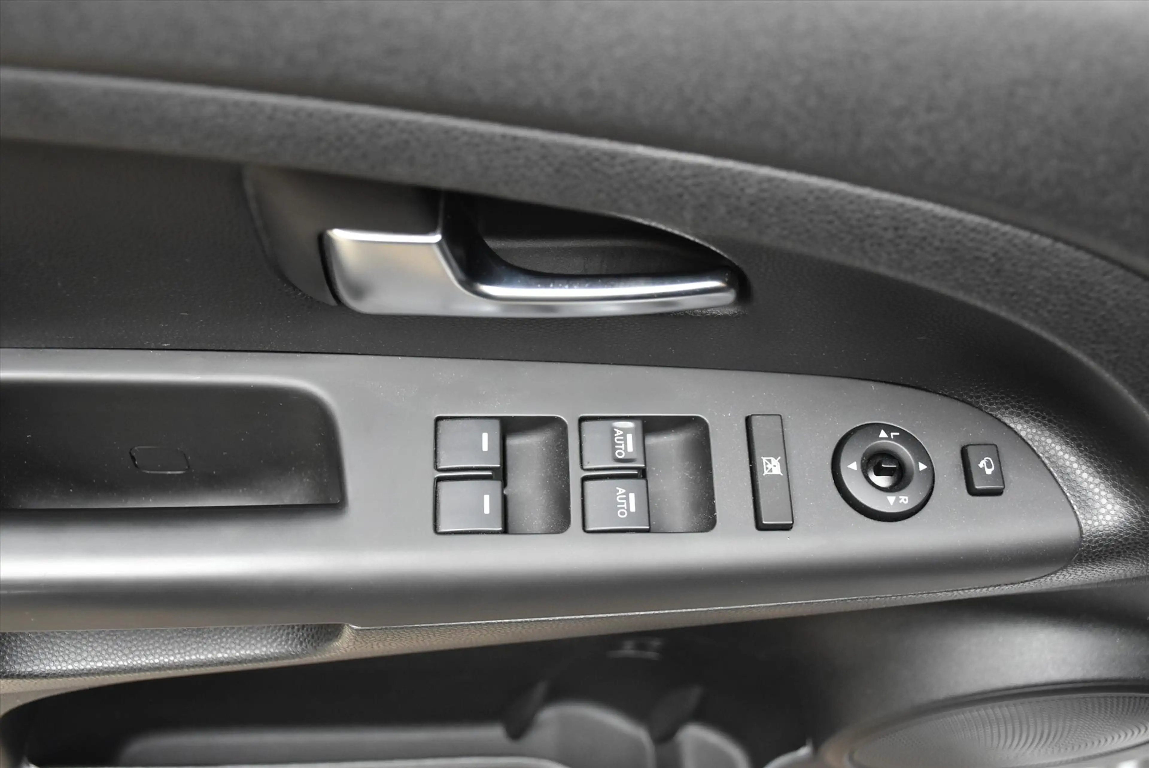 Kia Venga 1.4 CVVT 90pk Summer Edition Navigatie, Panoramada — photo 17