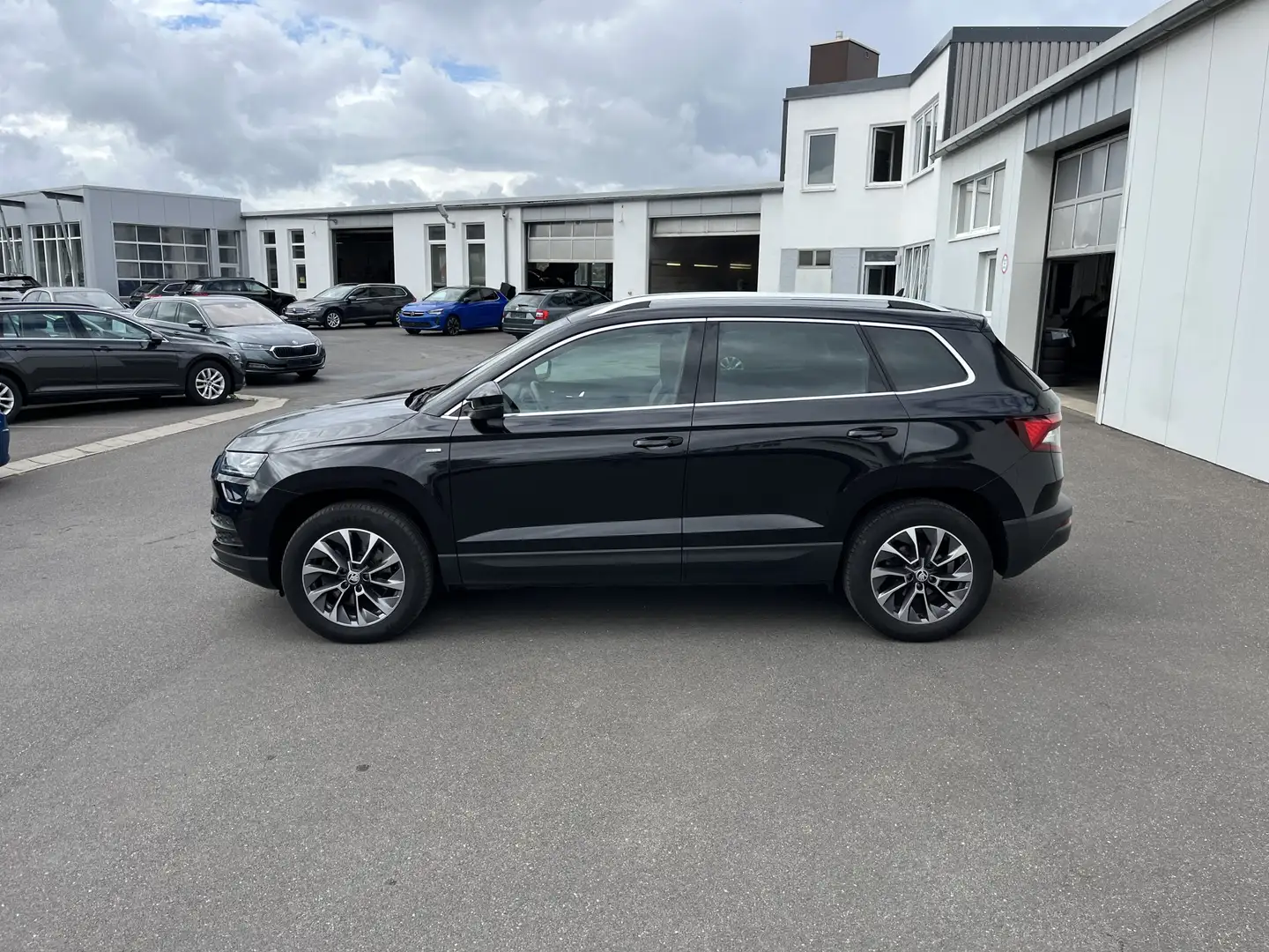 Skoda Karoq 2.0 TDI DSG 4x4 Drive 179€ m.20% Anz. AHK Canton Schwarz - 2