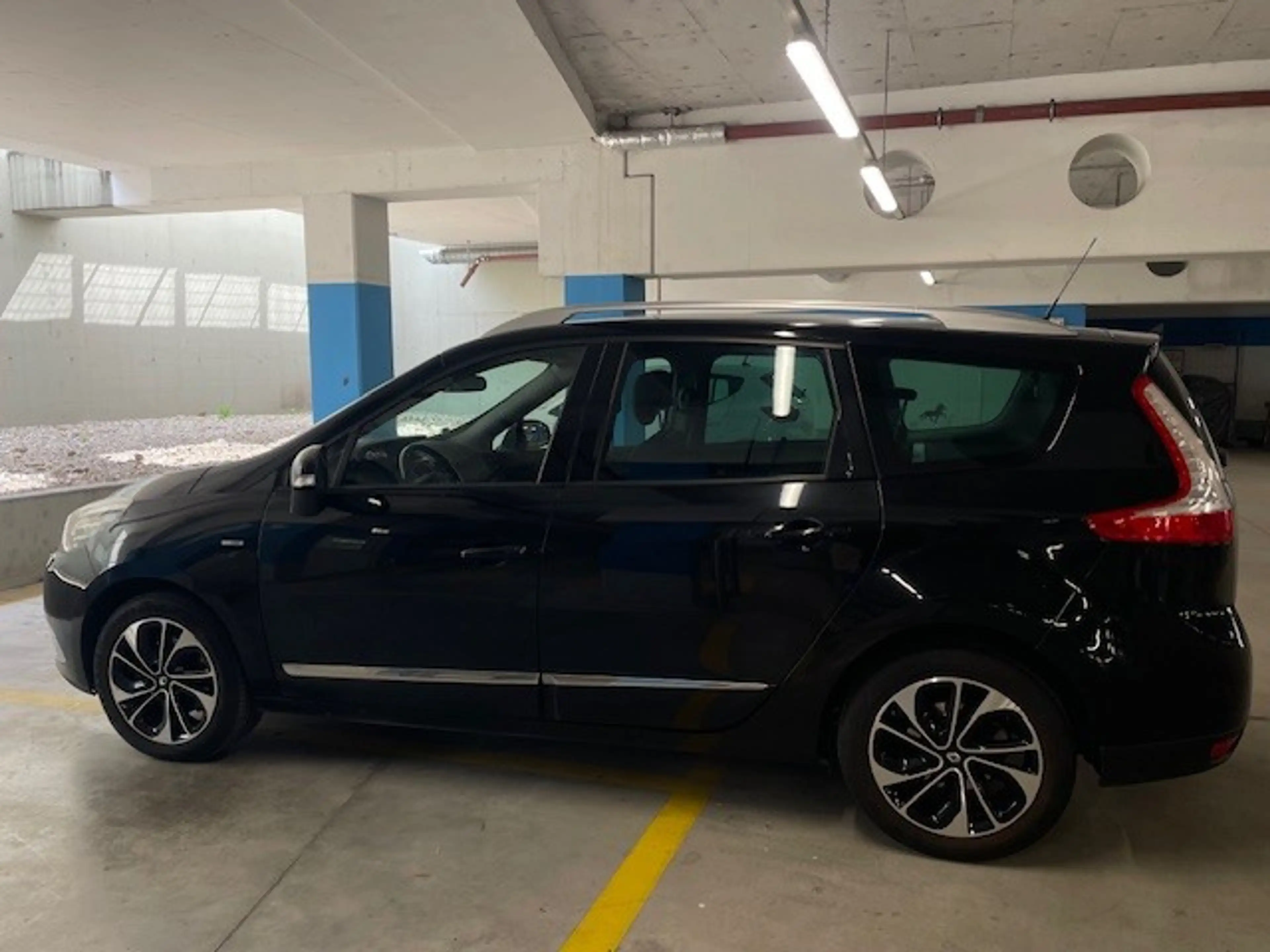 Renault Grand Scenic Grand Scénic Energy dCi 110 Bose Edition — photo 6