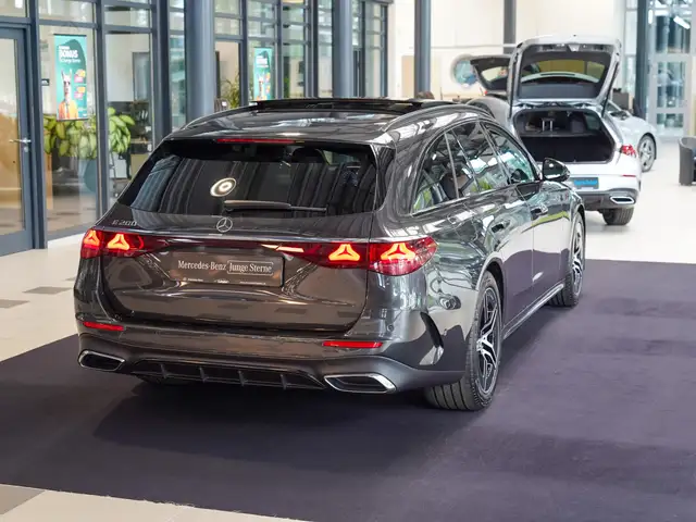 Mercedes-Benz E-Class view 4