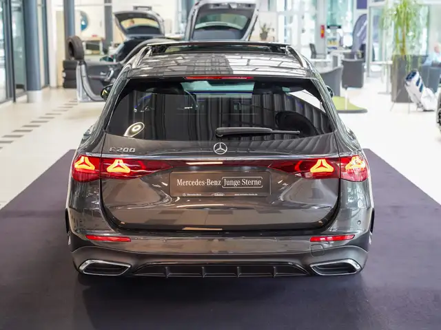 Mercedes-Benz E-Class view 5