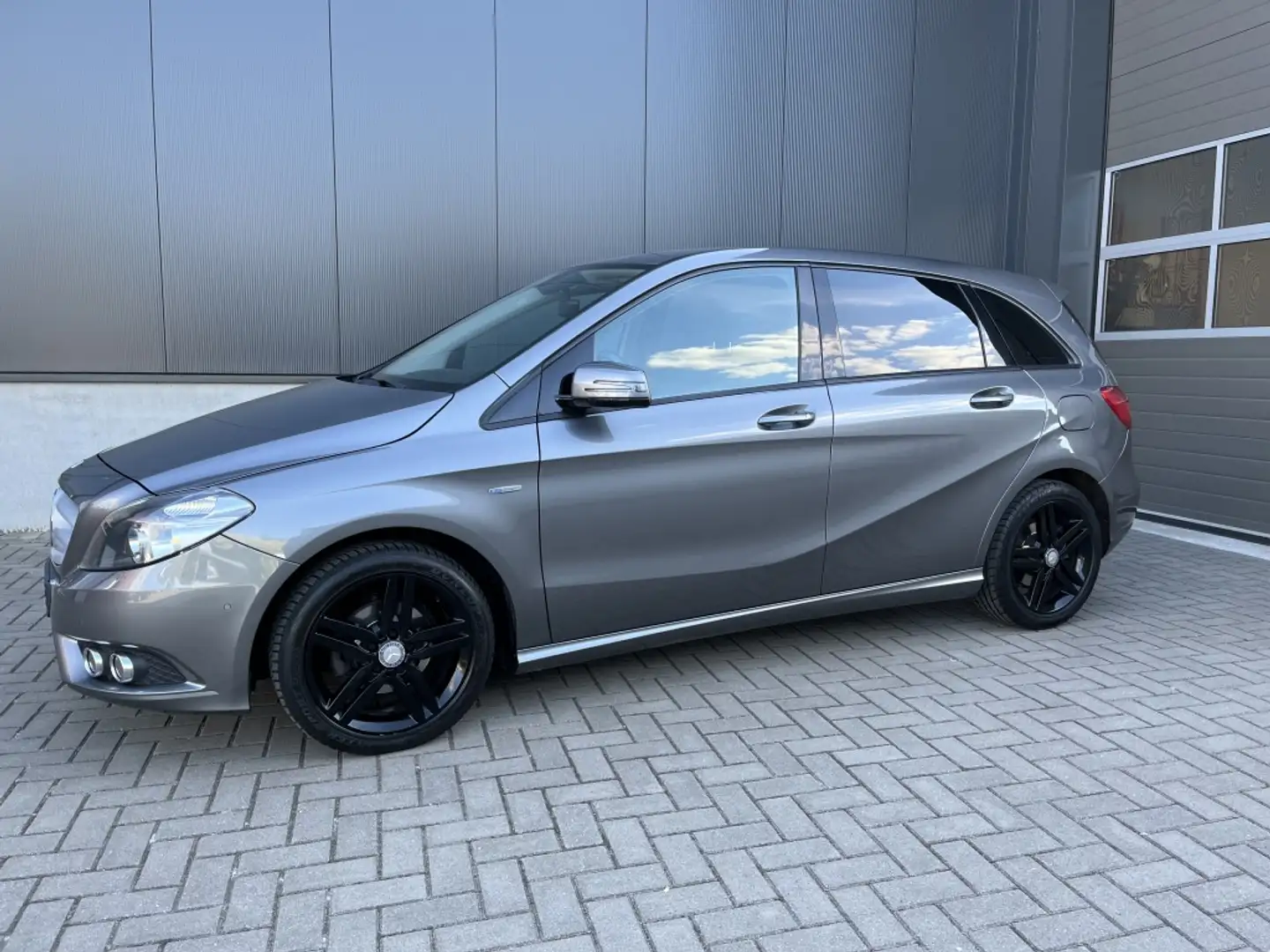 Mercedes-Benz B 180 BlueEFFICIENCY Sports Tour Grau - 2