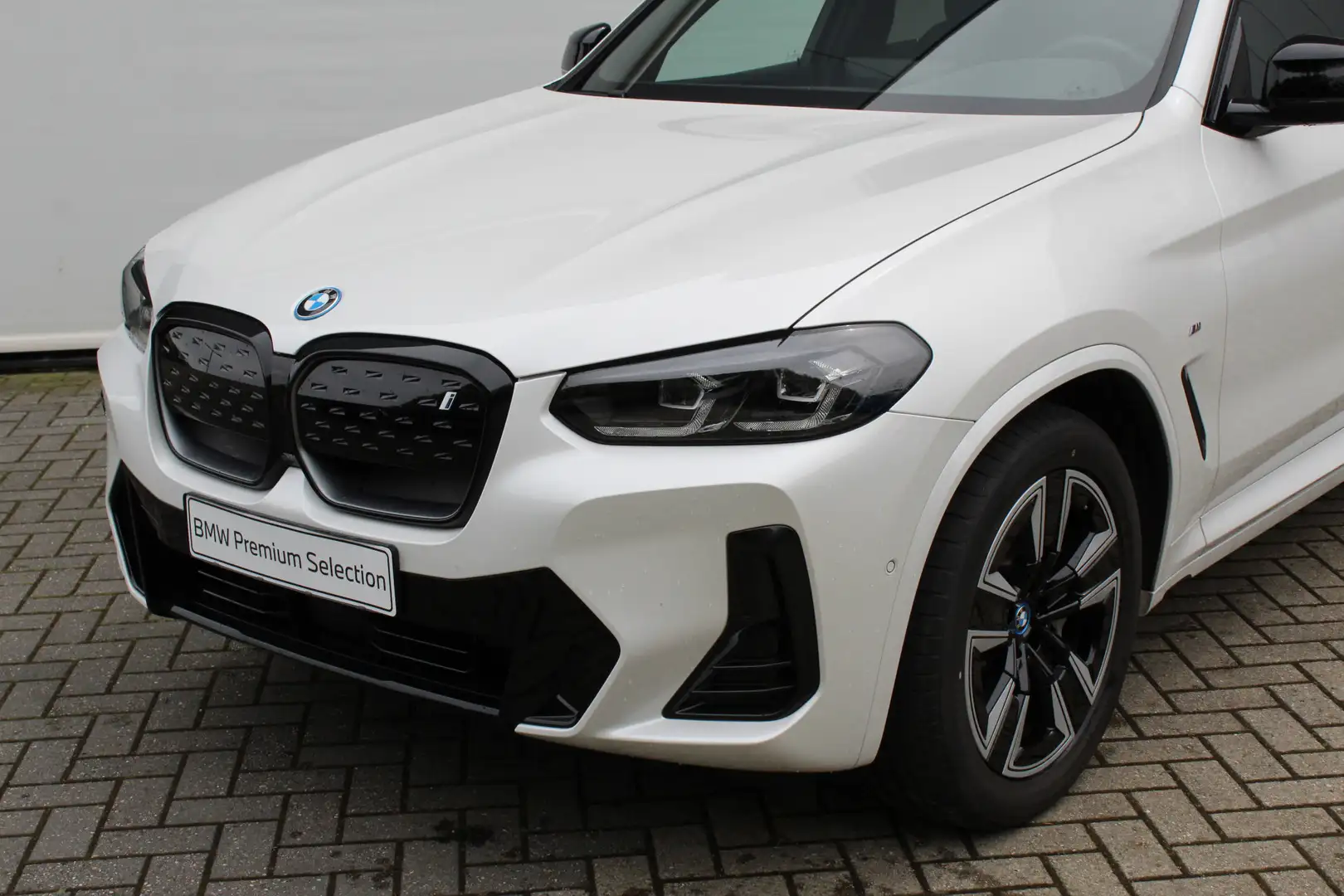 BMW iX3 Executive 80 kWh / Sportstoelen / Adaptieve LED / Wit - 2