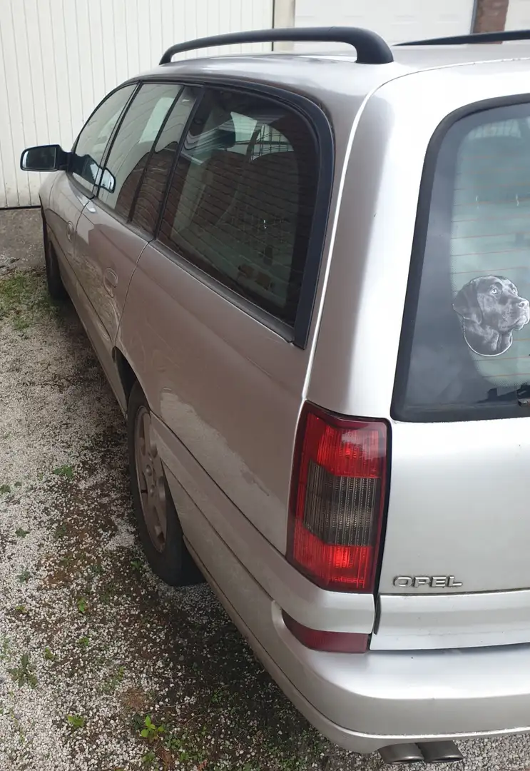 Opel Omega Omega Caravan 3.2 V6Selection Gümüş rengi - 2