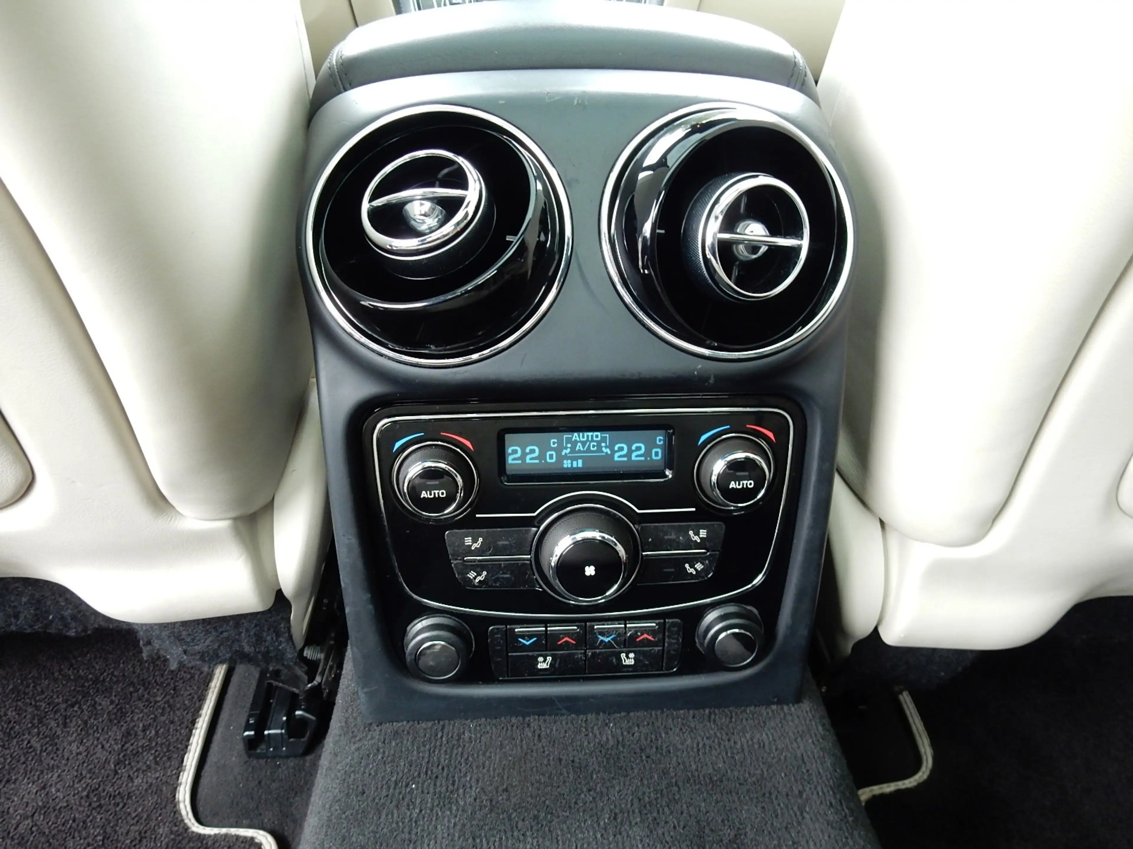 Jaguar XJ 3.0 V6D PORTFOLIO LWB*LEDER*PANO*CAMERA* — photo 15