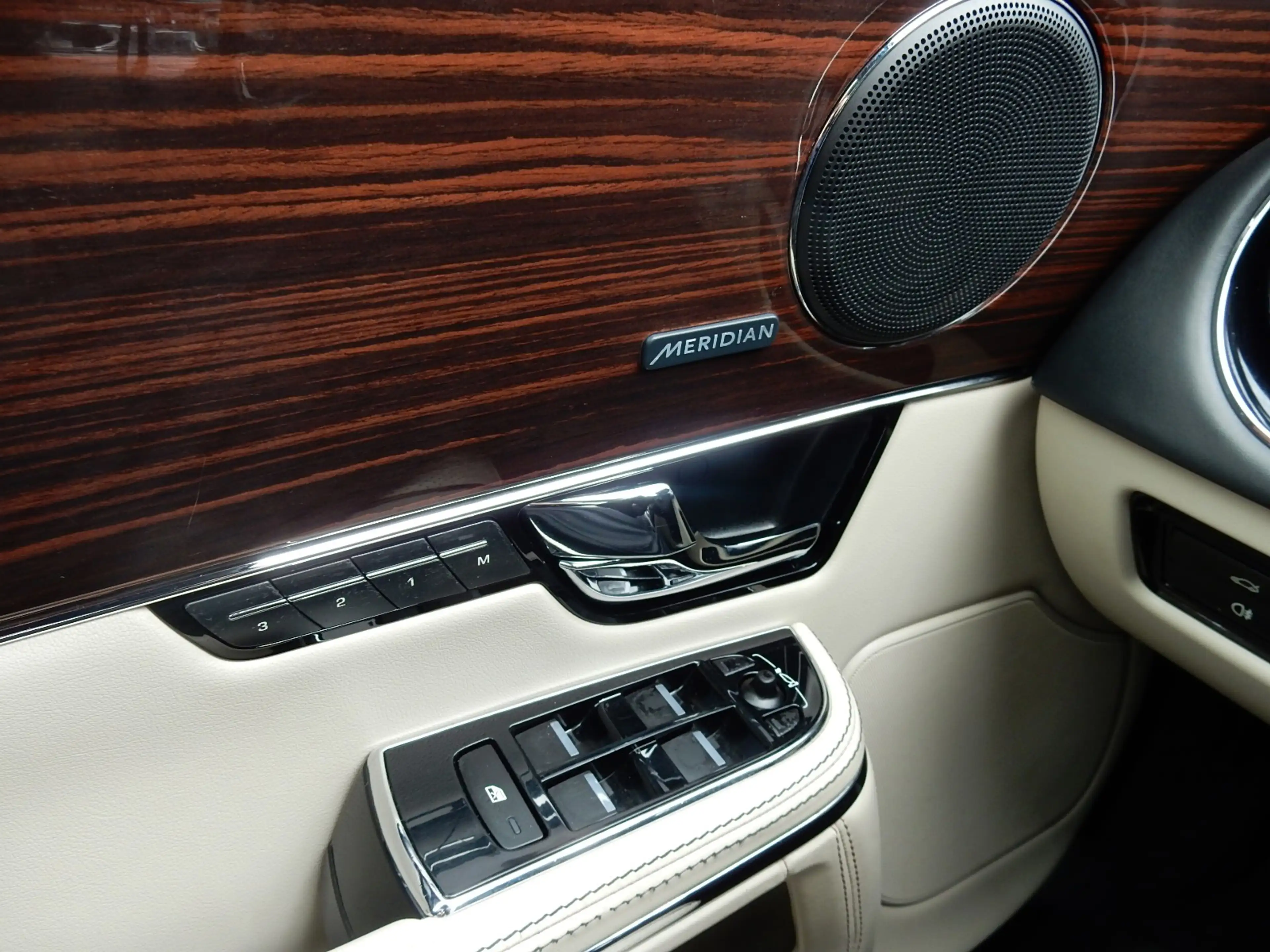 Jaguar XJ 3.0 V6D PORTFOLIO LWB*LEDER*PANO*CAMERA* — photo 13