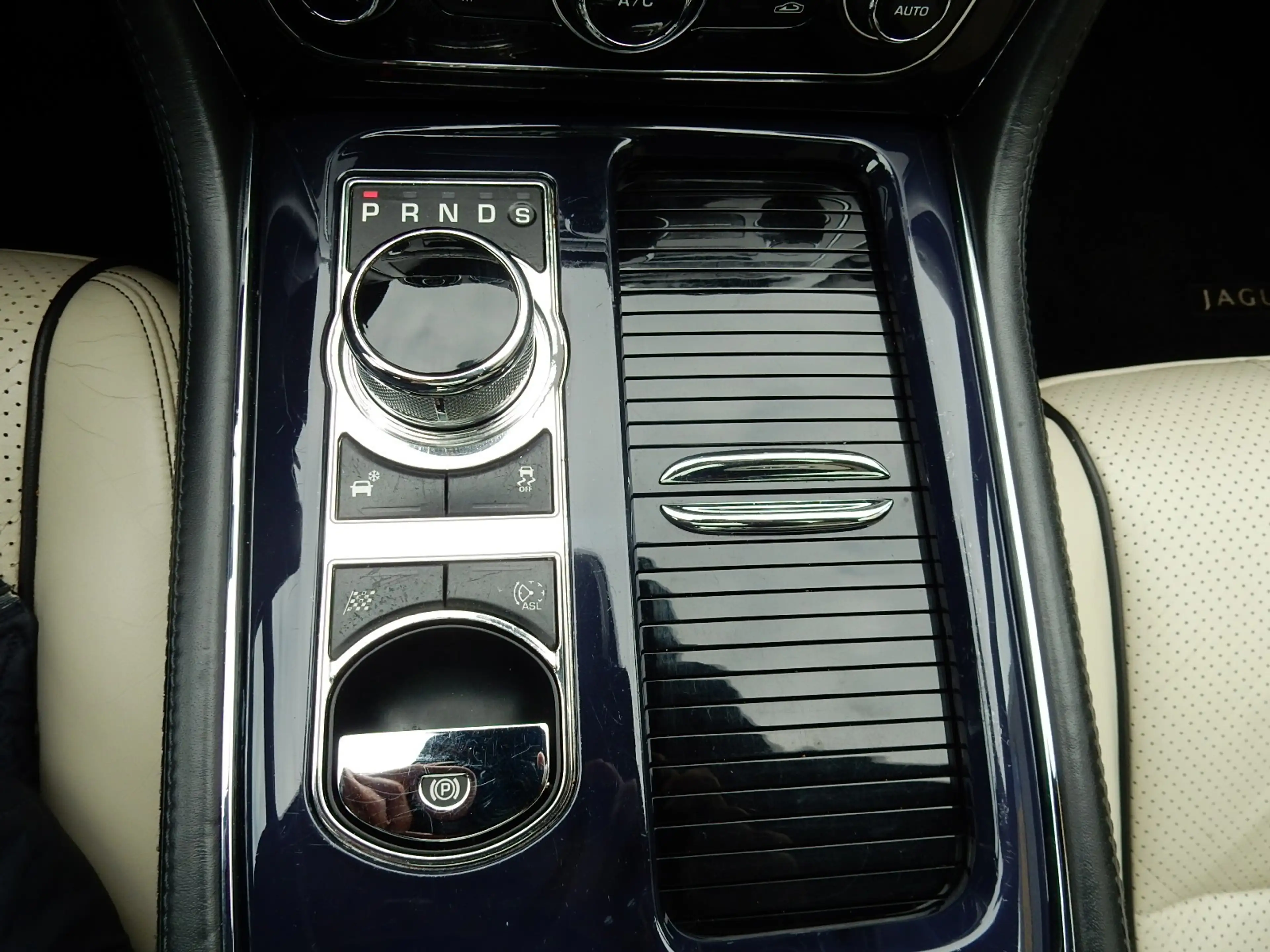 Jaguar XJ 3.0 V6D PORTFOLIO LWB*LEDER*PANO*CAMERA* — photo 12