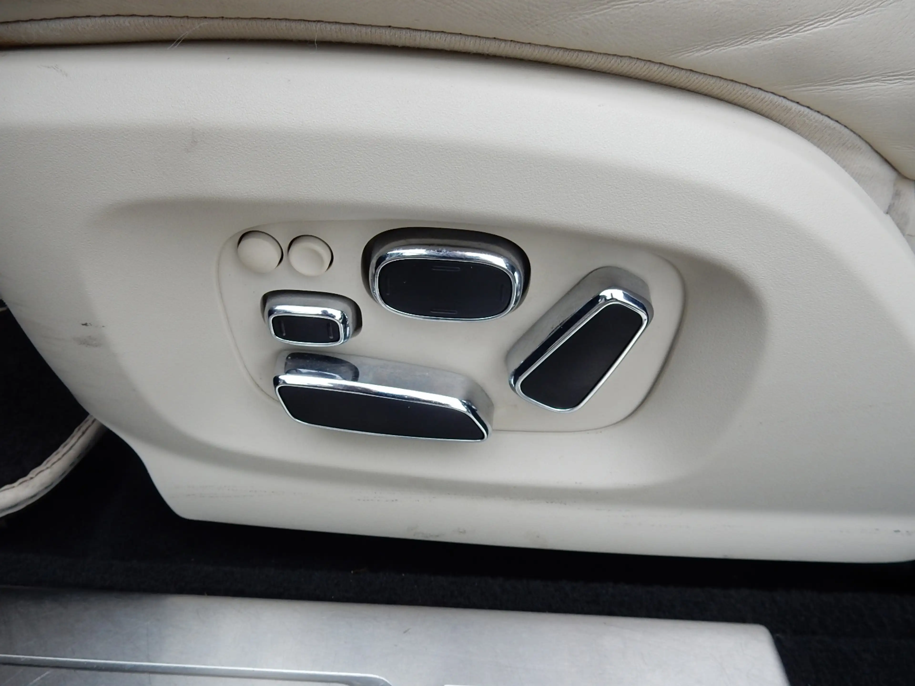 Jaguar XJ 3.0 V6D PORTFOLIO LWB*LEDER*PANO*CAMERA* — photo 9