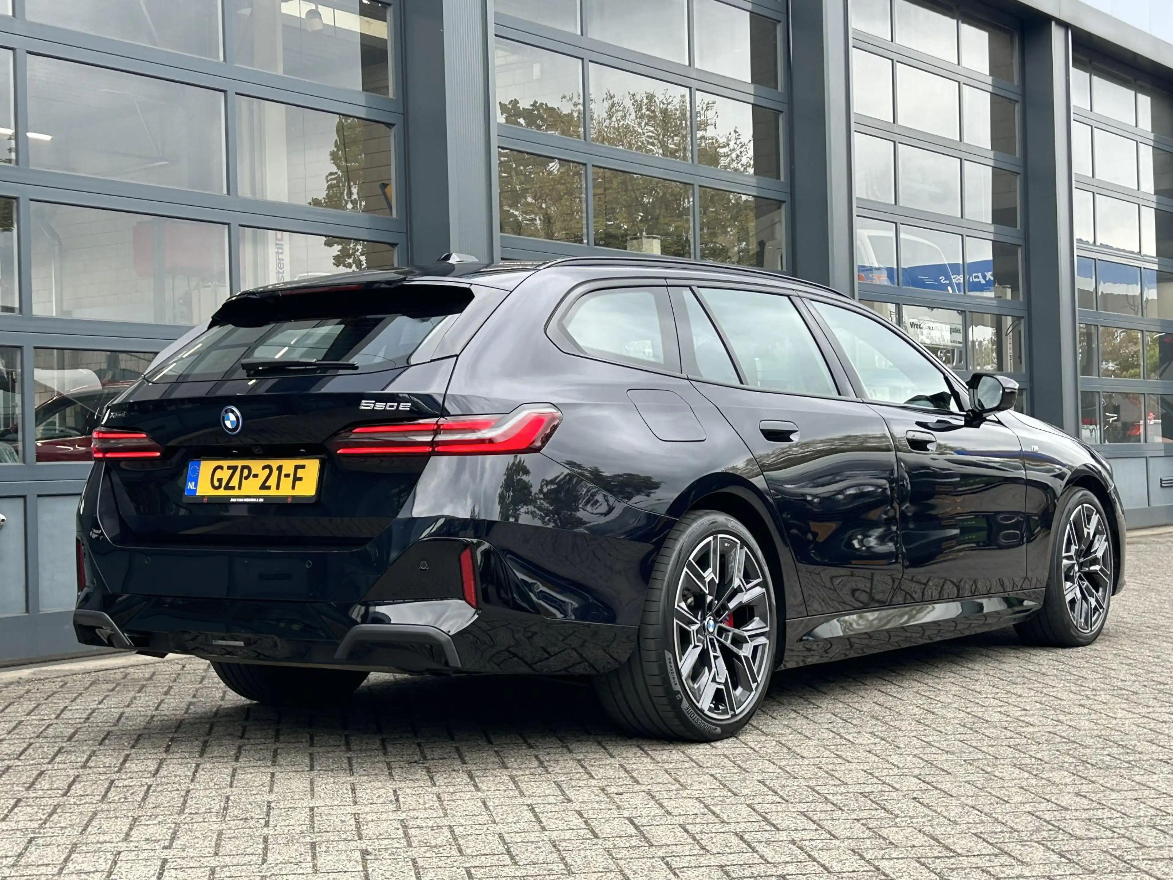 BMW 550 5-serie Touring 550e xDrive | Panoramadak | Head-U — photo 2