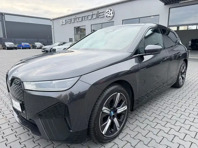 BMW iX *40*SPORTPAKET*SKY LOUNGE*HEAD-UP*AHK*LED*DAB*