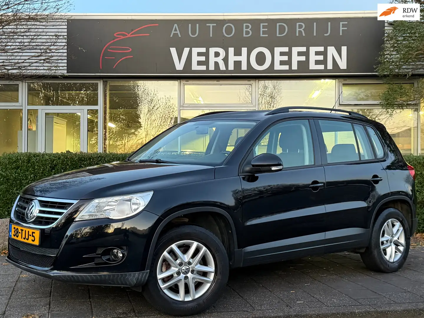Volkswagen Tiguan 1.4 TSI Comfort&Design - CARPLAY - TREKHAAK - 5 DE Zwart - 1