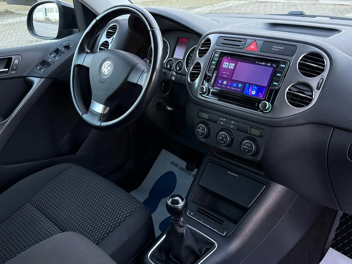 Volkswagen Tiguan 1.4 TSI Comfort&Design - CARPLAY - TREKHAAK - 5 DE Zwart - 2